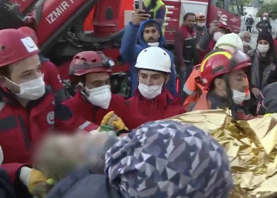 Трехлетнюю девочку спасли из-под завалов через 65 часов после землетрясения в Турции