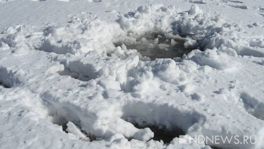 В ХМАО под лед провалилась машина с шестью людьми, есть погибшие