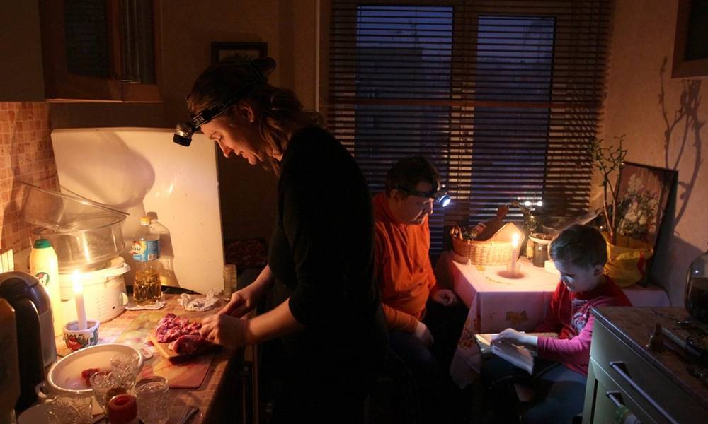 В Петрозаводске произошло массовое отключение электричества: более 200 домов до сих пор без света