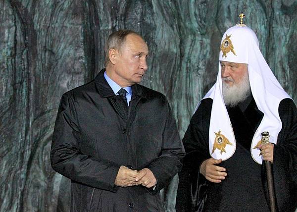 Патриарх Кирилл рассказал Путину, как священники посещают "красные зоны" ковидных больниц