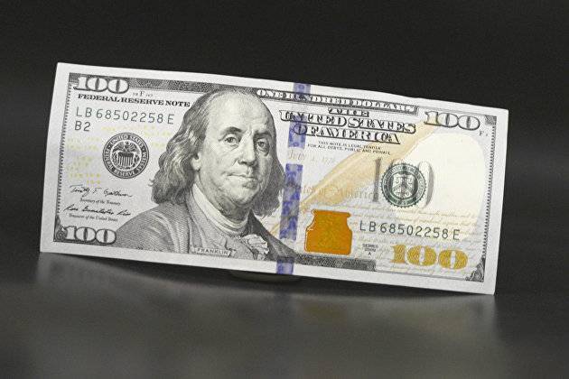 Доллар укрепляется на новостях о неопредленности с помощью экономике США