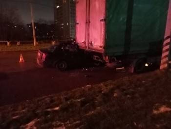 Жуткое ДТП в Череповце: легковушка заехала под грузовик