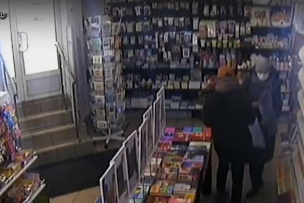 Воровка телефонов «засветилась» в книжном магазине на улице Пестеля