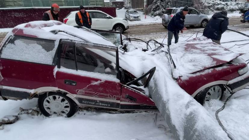 Во власти снега и льда: очевидцы сняли последствия циклона во Владивостоке