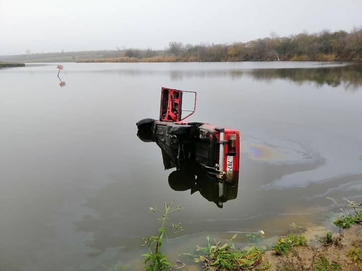 На фото показали, как на Кировоградщине автомобиль влетел в пруд