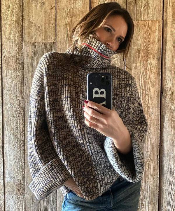 Самый уютный свитер с воротом вместо маски: показывает Виктория Бекхэм