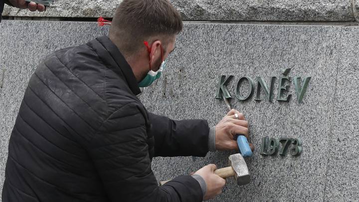 В Праге снесли пьедестал памятника маршалу Коневу