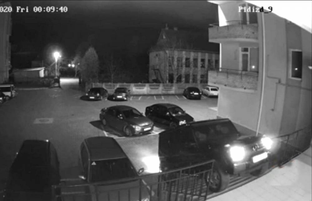 Депутаты горсовета на Львовщине пытались по ступенькам заехать во двор жилого дома на авто, видео