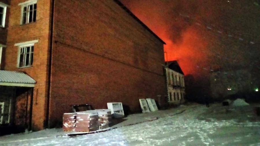 Льнокомбинат загорелся на площади 1,5 тыс. кв. метров под Иваново