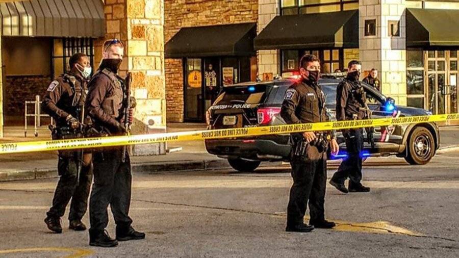 В США восемь человек пострадали при стрельбе в торговом центре