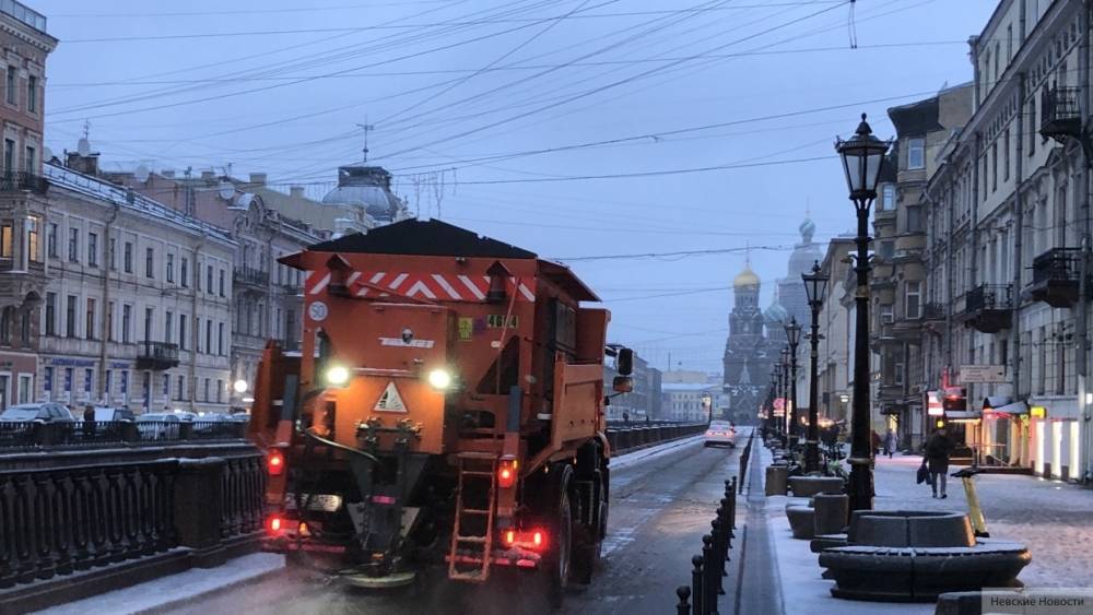 Спецтехнику перевели в режим полной готовности из-за непогоды в Петербурге
