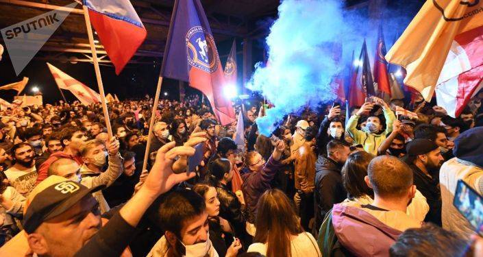 Дымовые шашки и оглушительные сигналы: у резиденции Иванишвили прошла акция протеста