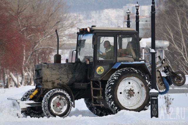 В Кемерове на уборку снега вышли более 90 единиц спецтехники