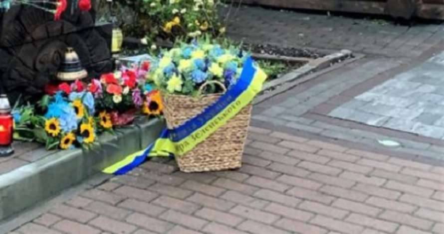 Зеленский передал корзину цветов на место гибели активистов Майдана (ФОТО)