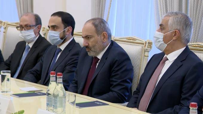 Глава МЧС обсудил ситуацию в Карабахе с армянским коллегой