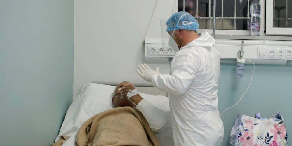 «Тяжелые больные умирают, легкие — штурмуют больницы». Врач раскритиковал дистанционное лечение COVID-19