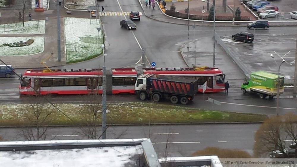 ДТП с участием самосвала и трамвая произошло в Выборгском районе