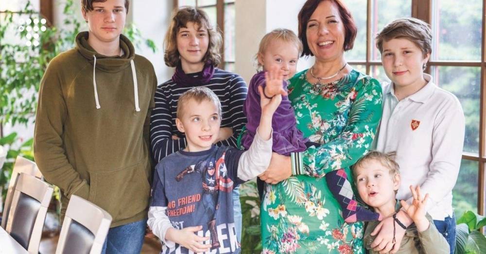 Министр образования Эстонии уволилась после того, как стало известно, что она на служебной машине возила детей в школу