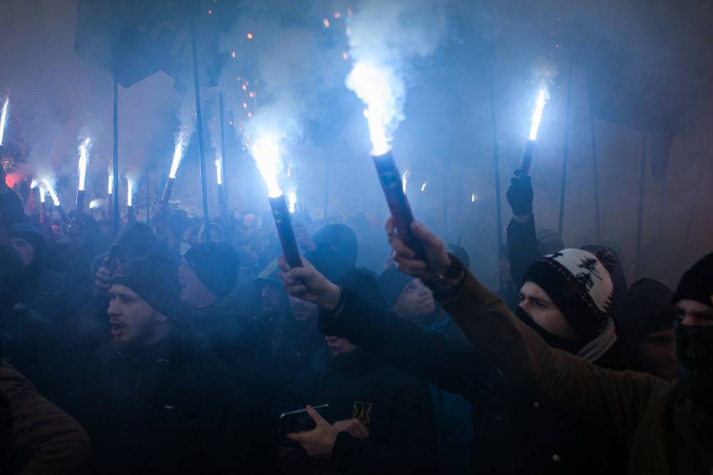 Украинские националисты зажгли файеры у «Феофании»