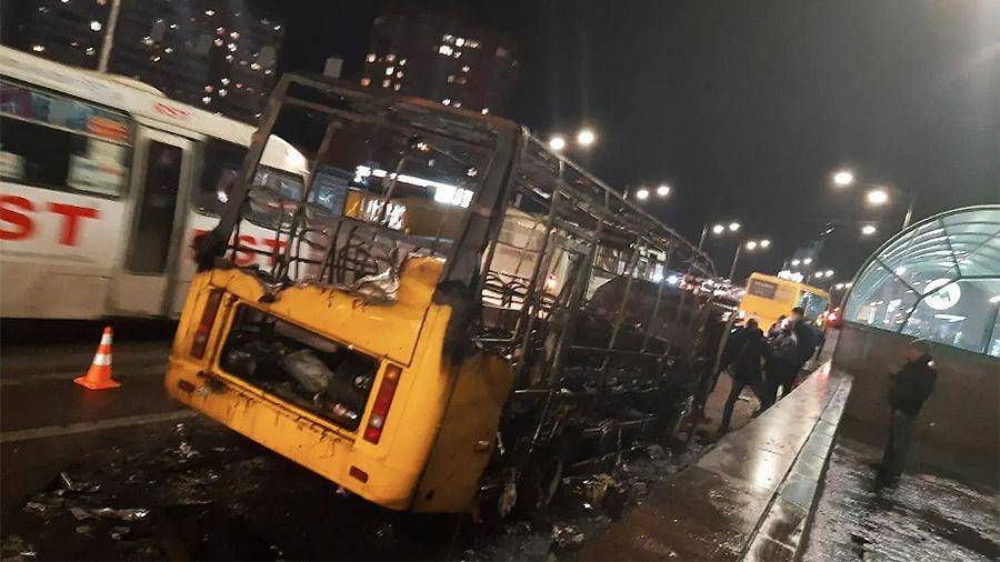 В Киеве у метро загорелась и взорвалась маршрутка