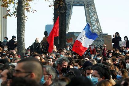 Полиция применила против протестующих во Франции газовые баллончики и водометы