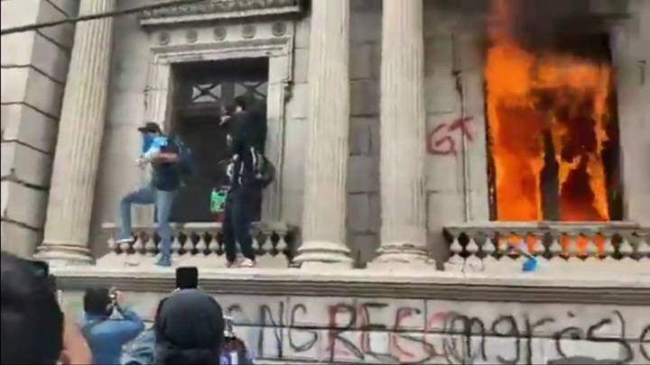 Протестующие в Гватемале подожгли здание конгресса после принятия бюджета страны
