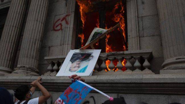 В Гватемале протестующая беднота подожгла здание парламента