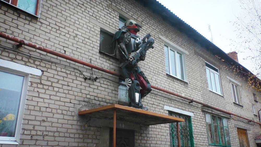 Огромные роботы охраняют жителей Донецка.