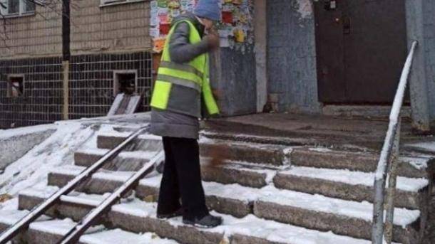 В Днепре улицы и тротуары расчищают от снега