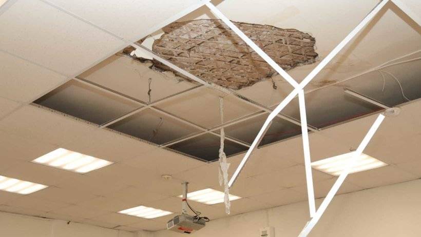 В Архангельске директора школы отстранили от работы после обрушения части потолка на школьников -