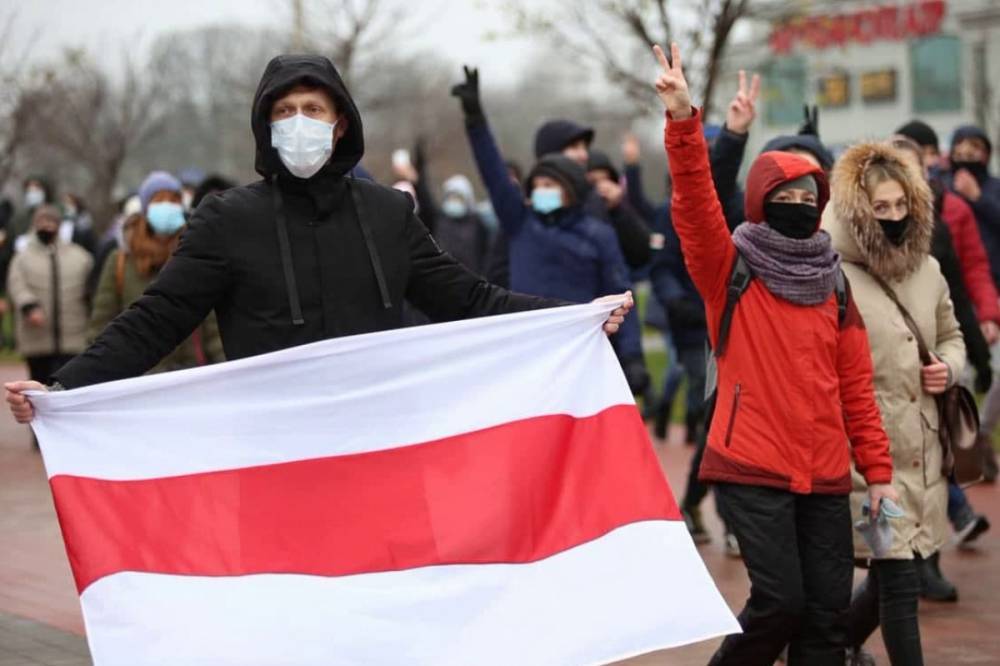 "Марш против фашистов" в Минске: протестующие выбрали новую тактику, силовики в замешательстве