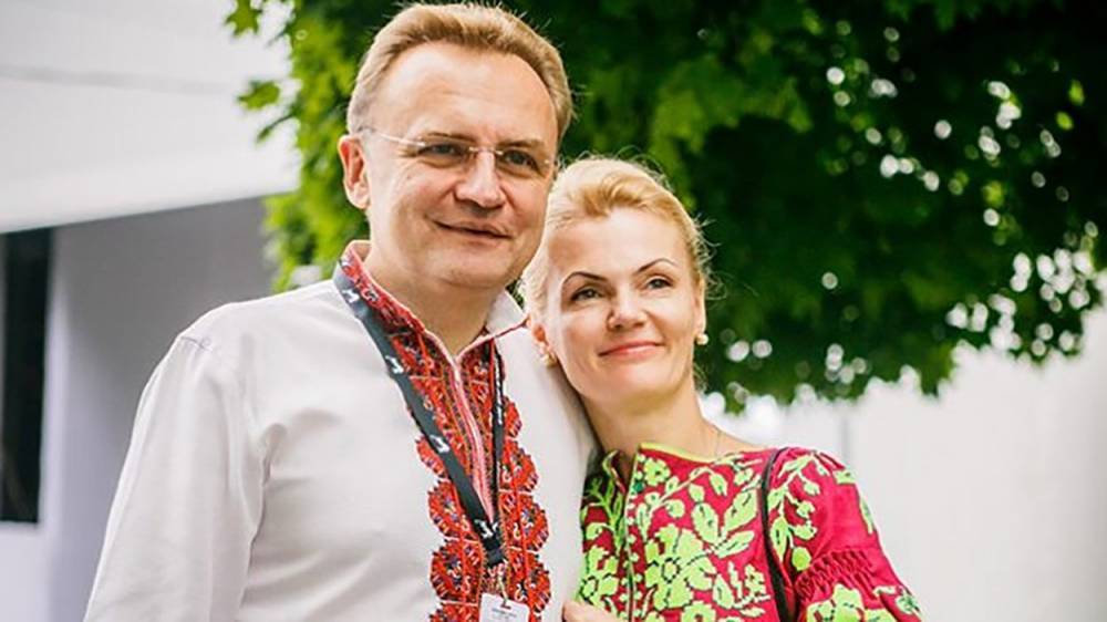 Садовый с женой проголосовал на выборах мэра Львова: видео