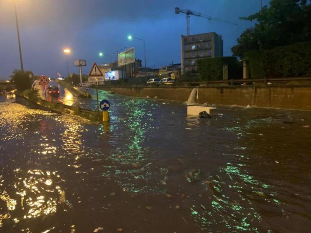Высокая вода на юге Италии: затопленные дороги и проблемы с транспортом – фото и видео