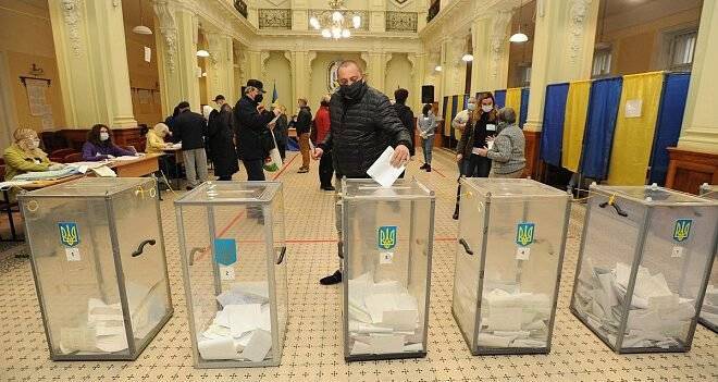 Украинская полиция получила множество заявлений о нарушениях на местных выборах