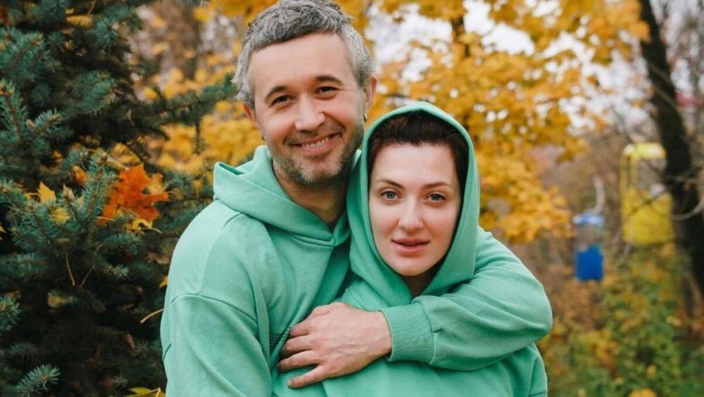 Сергей Бабкин показал новое фото с женой и рассказал об эмоциях от окончания года