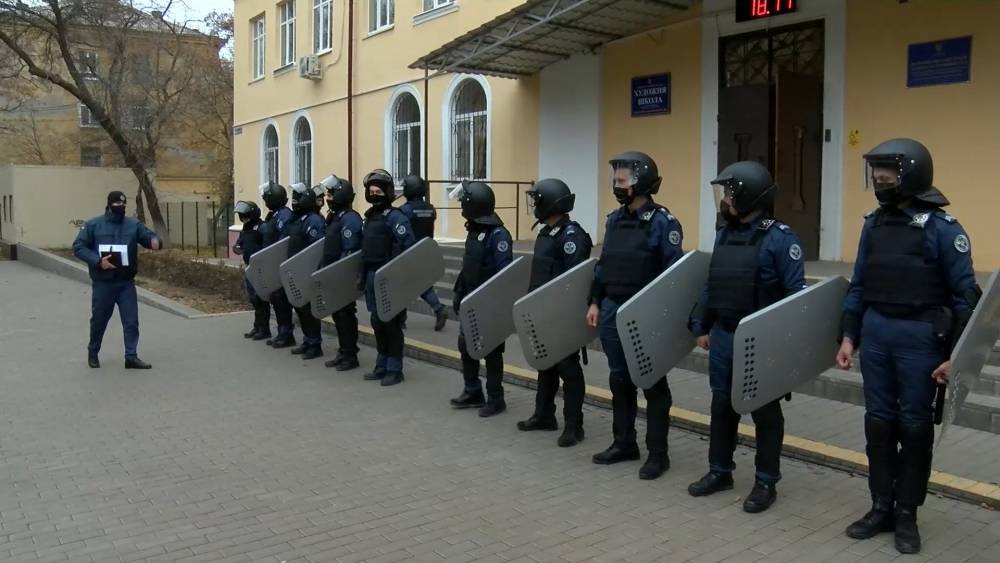 В Краматорске судебную охрану учили отбиваться от протестующих: видео