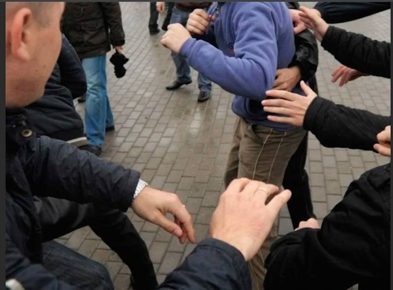 Отцы школьников устроили драку после ссоры в родительском чате в Санкт-Петербурге