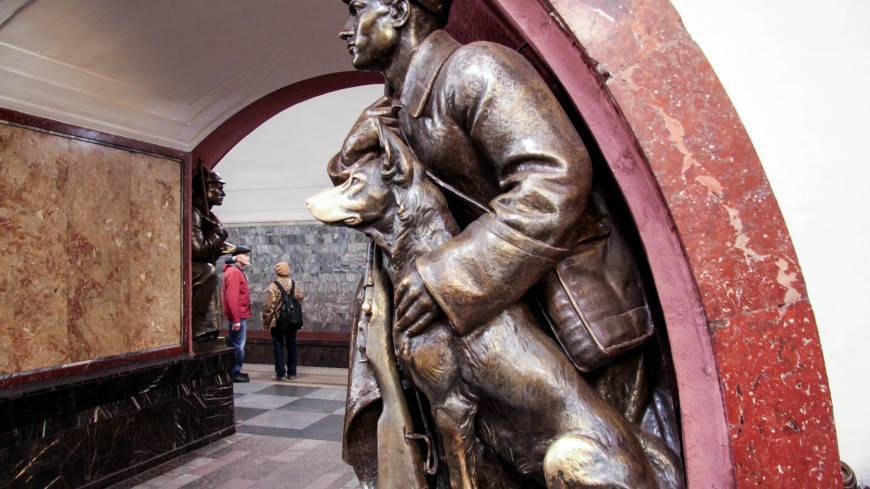 Дептранс Москвы призвал пассажиров метро не тереть статуи