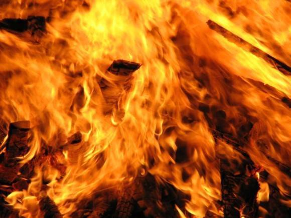 В Нальчике крупный пожар уничтожил кровли трех зданий