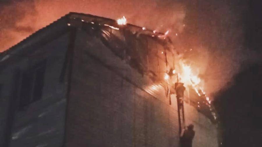 В Якутии загорелся двухэтажный дом
