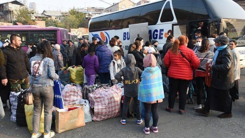 Более семи тысяч беженцев вернулись в Карабах при поддержке миротворцев