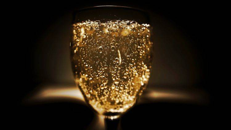 Россиянам порекомендовали не пить шампанское в новогоднюю ночь