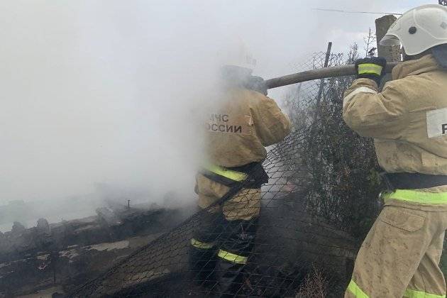 Пожарные спасли семью с двумя детьми из горящего дома в Сретенске