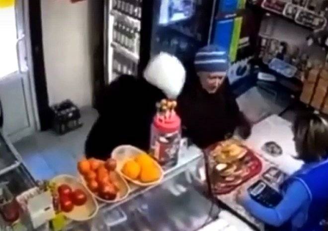После ограбления женщины в рязанском магазине полиция проводит проверку