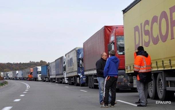 На границе с Россией очередь из 300 грузовиков