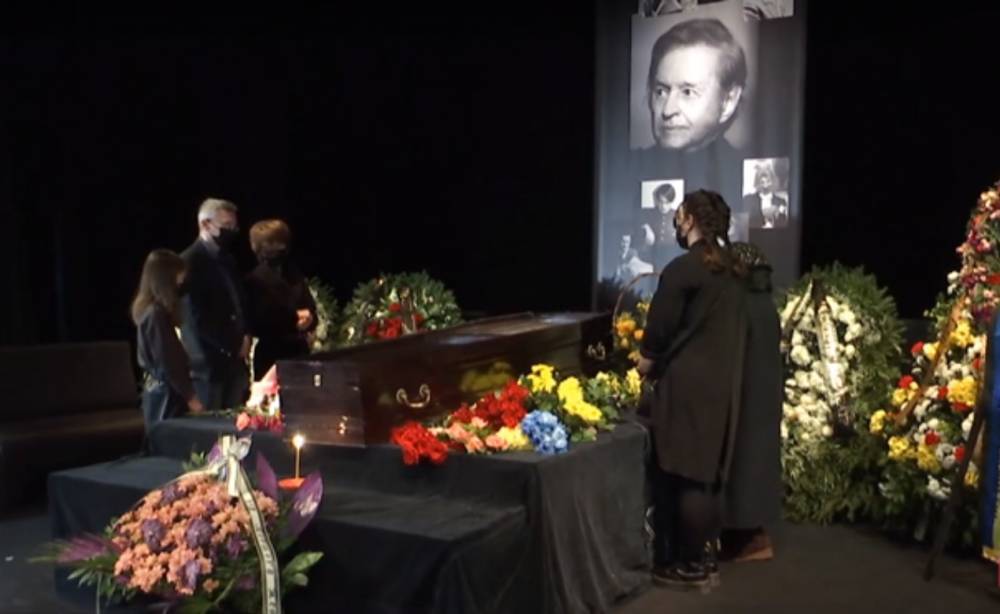 Украинцы со слезами на глазах прощаются с Романом Виктюком, видео: "Человек жив, пока его помнят"