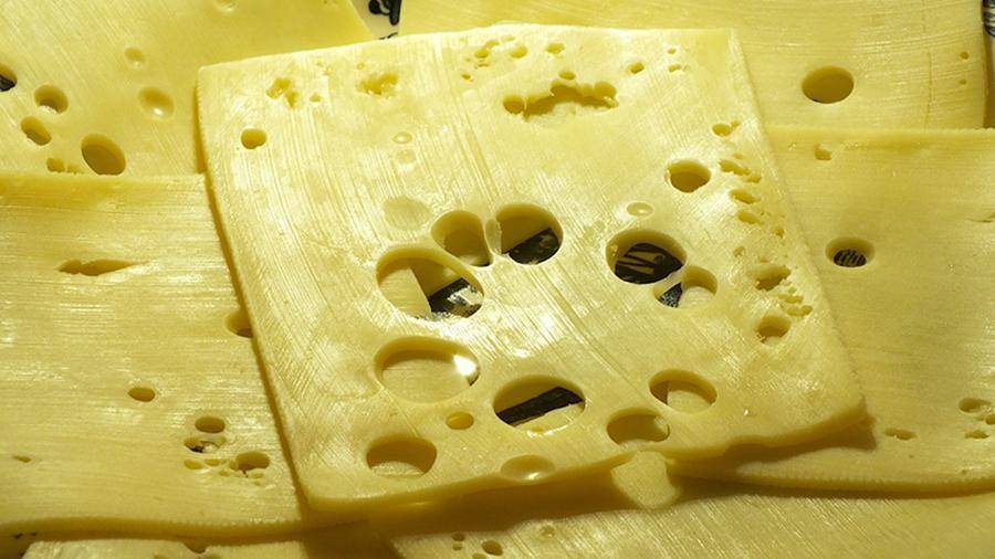Гастроэнтеролог сравнил пользу сыра и других молочных продуктов