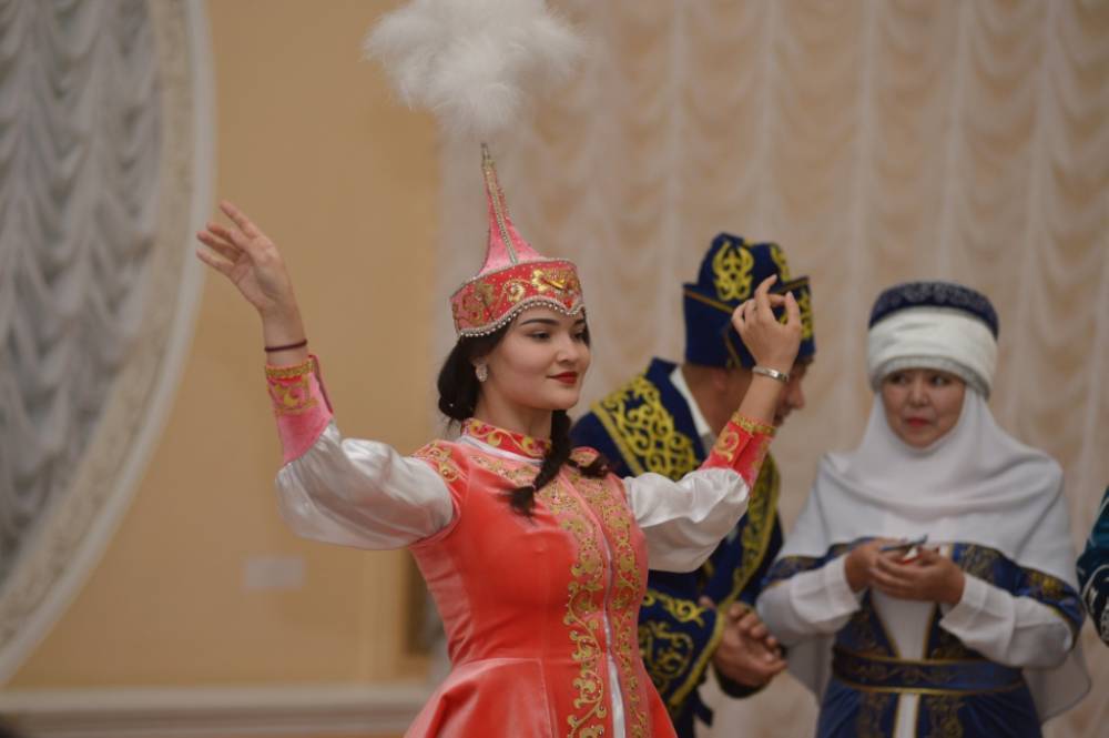 Астраханским женихам и невестам рассказали о свадьбе в казахских традициях