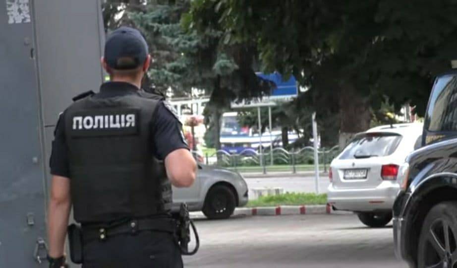 "Неприятно": в патрульной полиции испытали действие электрошокера - как будут усмирять украинцев, видео