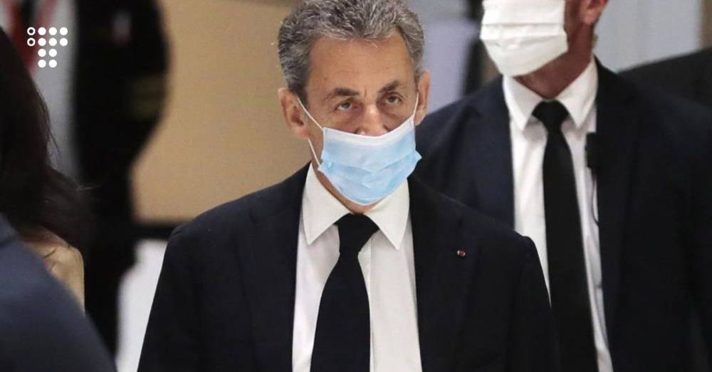 Во Франции бывшего президента впервые обвинили в коррупции. Суд над ним начали и в тот же день перенесли
